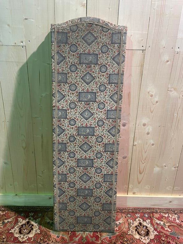 Stoffschirm mit Motiven aus Szenen und Blumen
