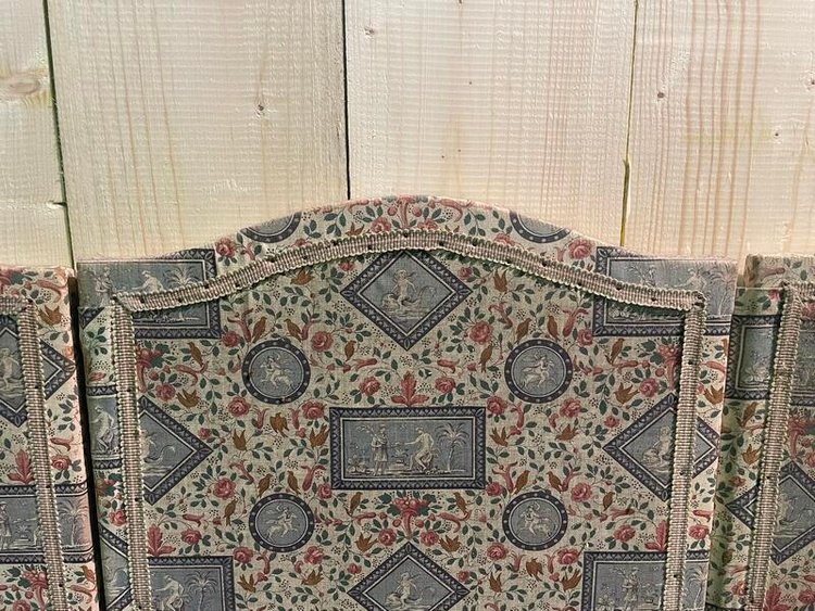 Stoffschirm mit Motiven aus Szenen und Blumen