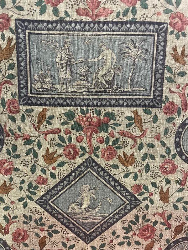 Stoffschirm mit Motiven aus Szenen und Blumen