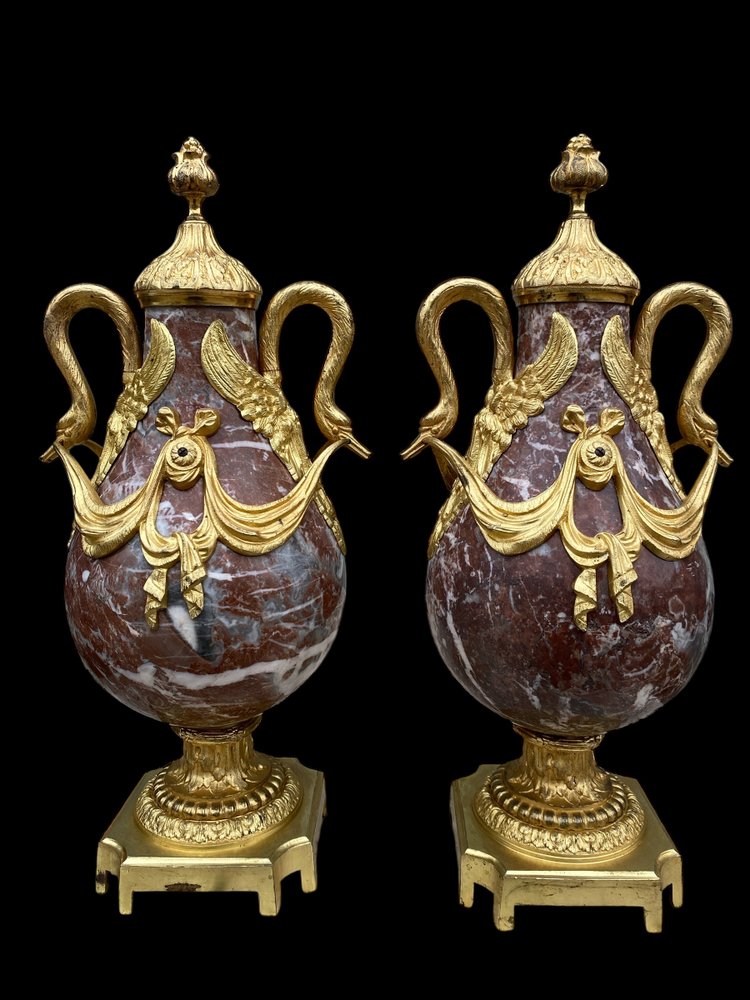 Paar Kassetten im Louis-XVI-Stil aus der Zeit Napoleons III. aus Marmor und vergoldeter Bronze 