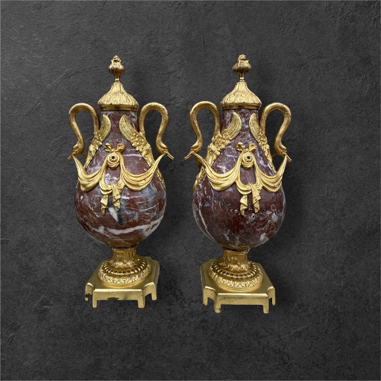 Paar Kassetten im Louis-XVI-Stil aus der Zeit Napoleons III. aus Marmor und vergoldeter Bronze 
