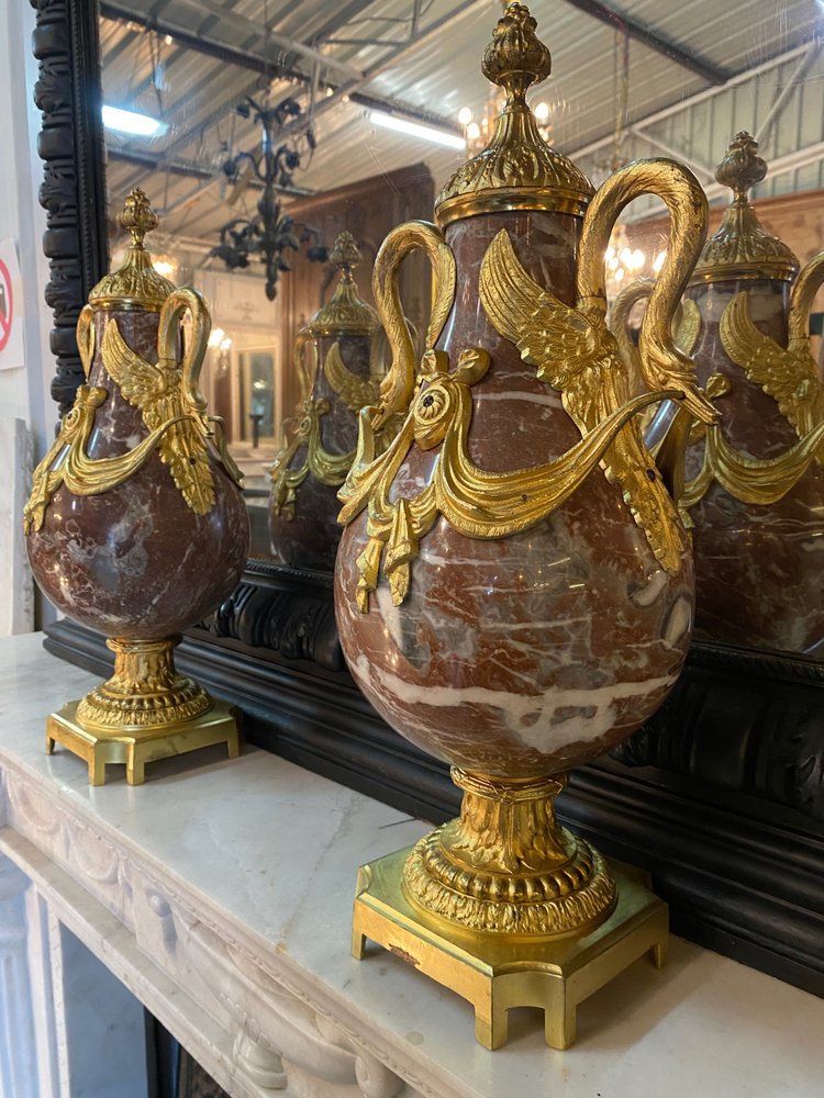 Paar Kassetten im Louis-XVI-Stil aus der Zeit Napoleons III. aus Marmor und vergoldeter Bronze 