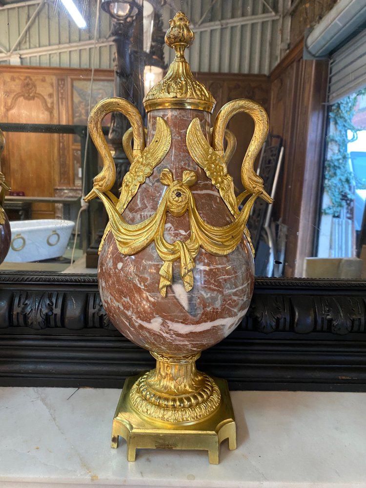Paar Kassetten im Louis-XVI-Stil aus der Zeit Napoleons III. aus Marmor und vergoldeter Bronze 