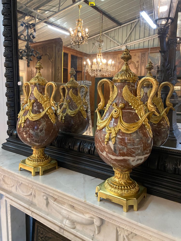 Paar Kassetten im Louis-XVI-Stil aus der Zeit Napoleons III. aus Marmor und vergoldeter Bronze 