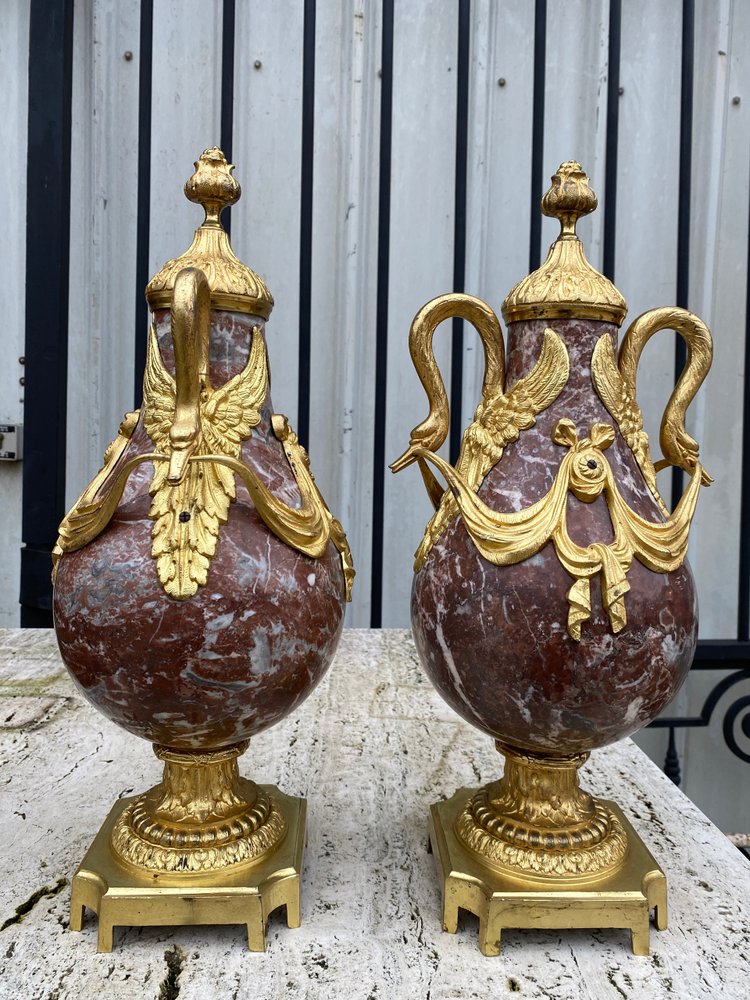 Paar Kassetten im Louis-XVI-Stil aus der Zeit Napoleons III. aus Marmor und vergoldeter Bronze 