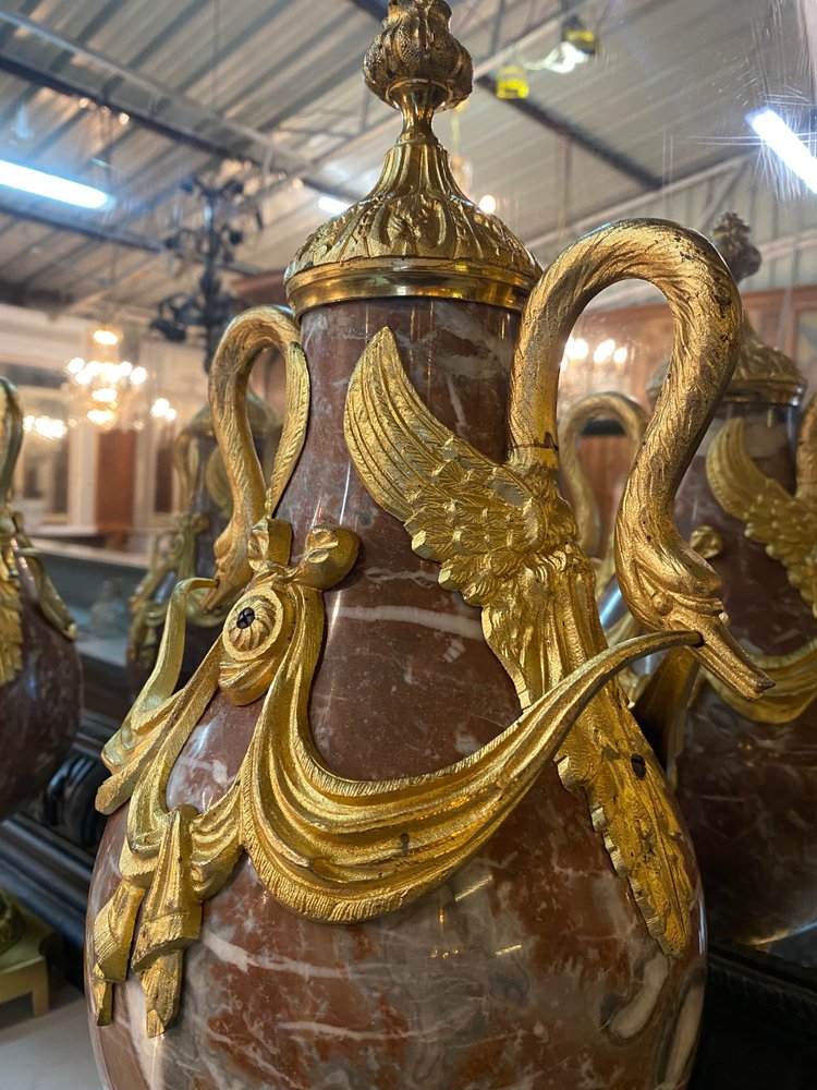 Paar Kassetten im Louis-XVI-Stil aus der Zeit Napoleons III. aus Marmor und vergoldeter Bronze 