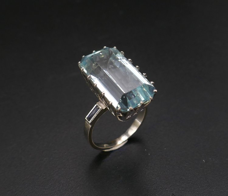 Ring Set with an Aquamarine Shouldered with Calibrated Sapphires.