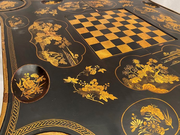 Etonnante table à jeux à système, laque de Chine noire et or, fin XIXe