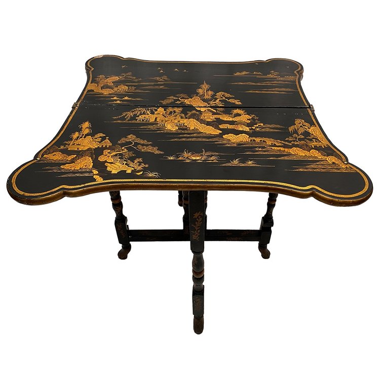 Etonnante table à jeux à système, laque de Chine noire et or, fin XIXe