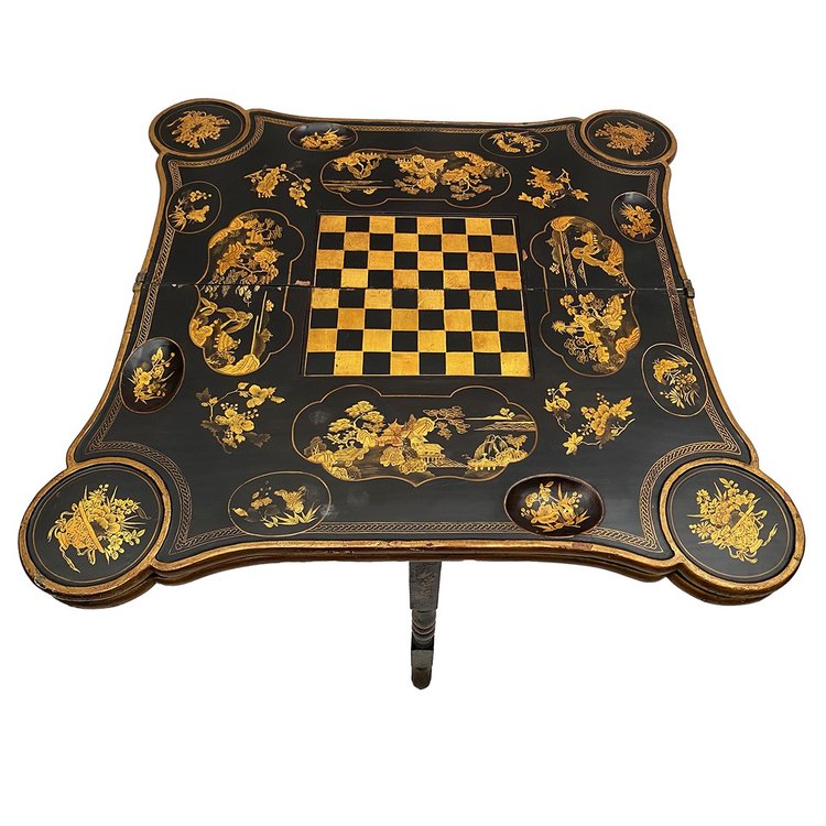 Etonnante table à jeux à système, laque de Chine noire et or, fin XIXe