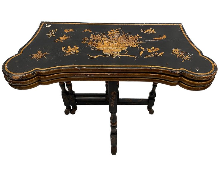 Etonnante table à jeux à système, laque de Chine noire et or, fin XIXe