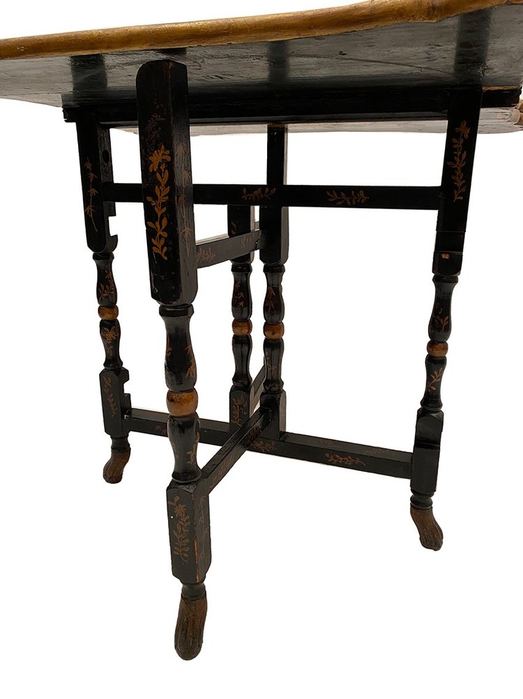 Etonnante table à jeux à système, laque de Chine noire et or, fin XIXe