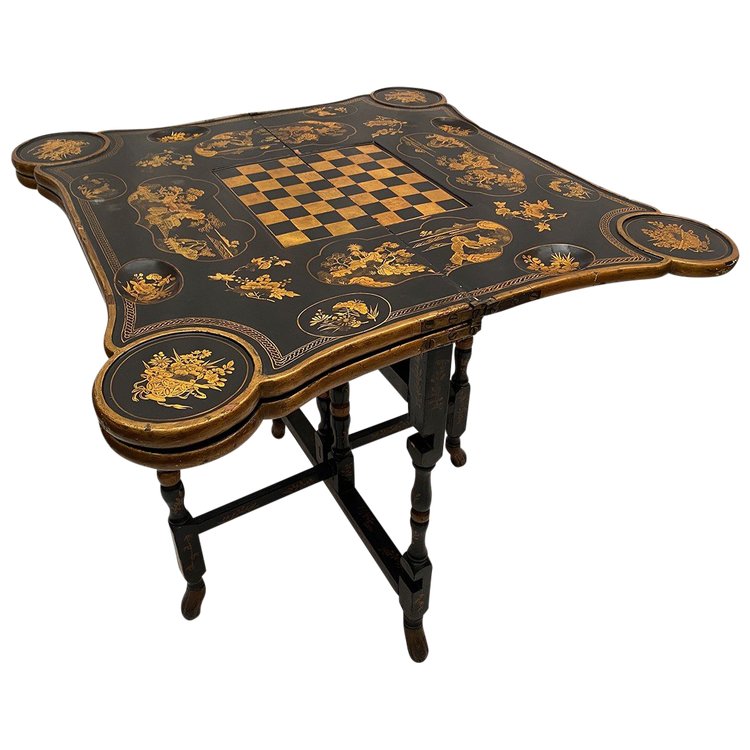 Etonnante table à jeux à système, laque de Chine noire et or, fin XIXe