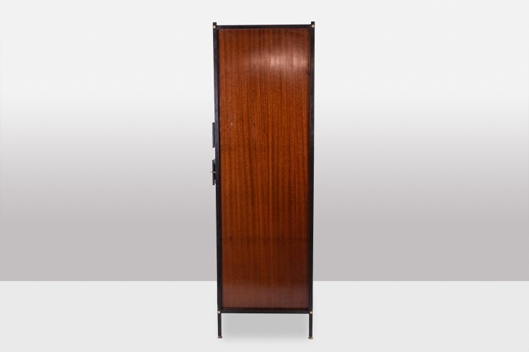 Coppia di armadietti in mogano impiallacciato e ferro laccato nero. 1950 circa. LS60702559U