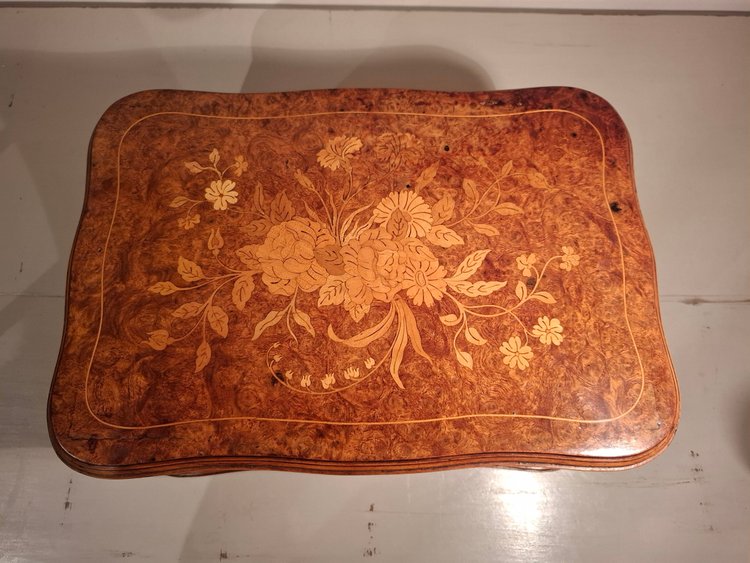 19th-century chest in light wood marquetry and cedar burr.