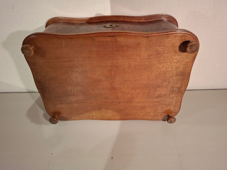 19th-century chest in light wood marquetry and cedar burr.