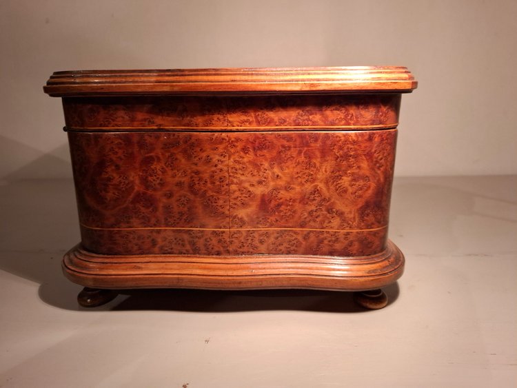 19th-century chest in light wood marquetry and cedar burr.
