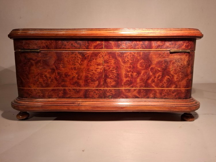19th-century chest in light wood marquetry and cedar burr.