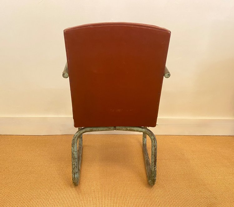 Paire de fauteuils modernistes dans le goût de Marcel Breuer.