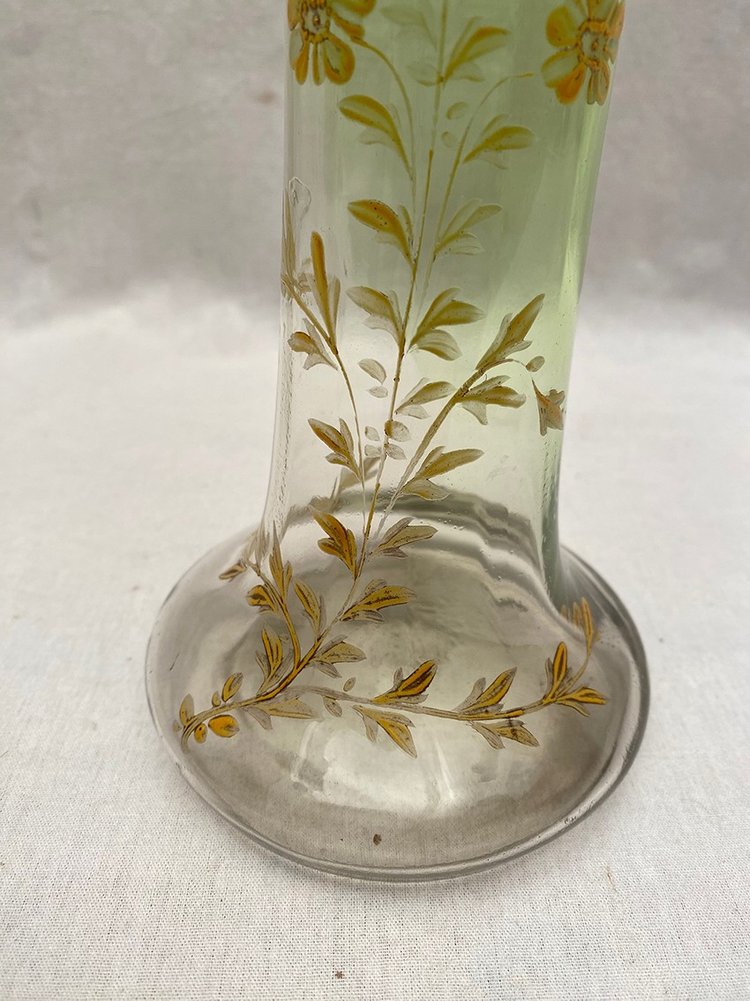 Vase soliflore en verre dégradé vert et transparent, à décor émaillé de fleurs. Vers 1900