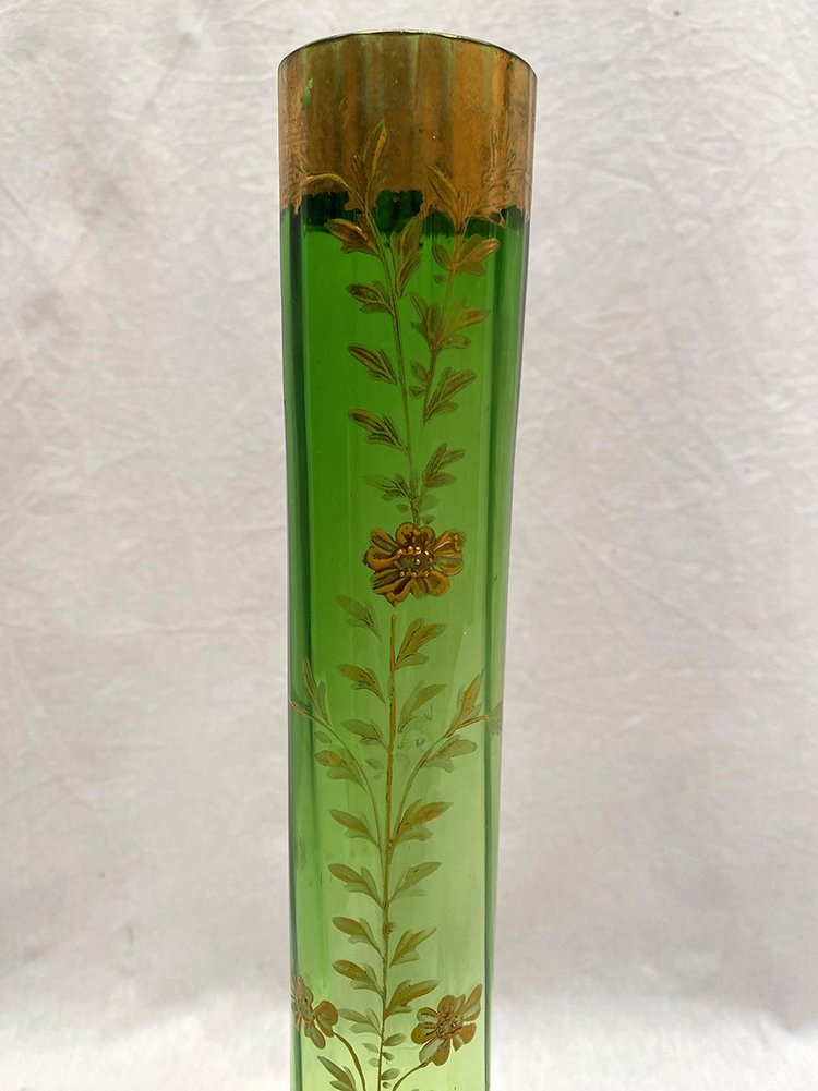 Vase soliflore en verre dégradé vert et transparent, à décor émaillé de fleurs. Vers 1900