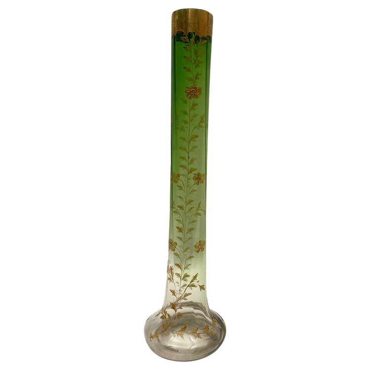 Vase soliflore en verre dégradé vert et transparent, à décor émaillé de fleurs. Vers 1900
