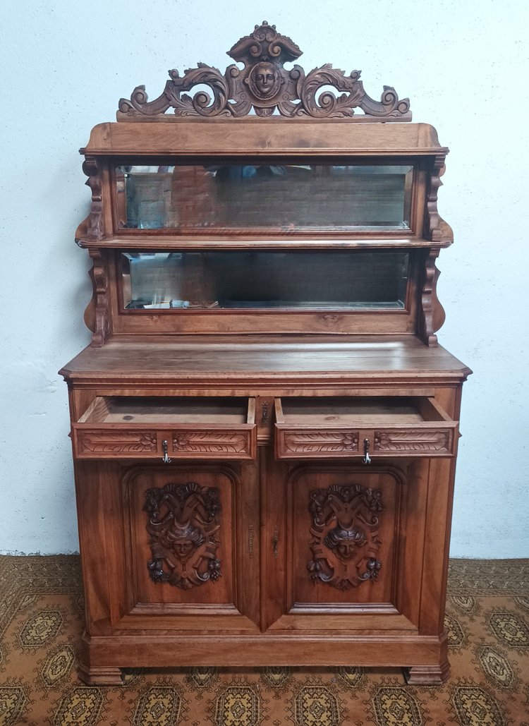 Credenza Saint Hubert in noce del XIX secolo