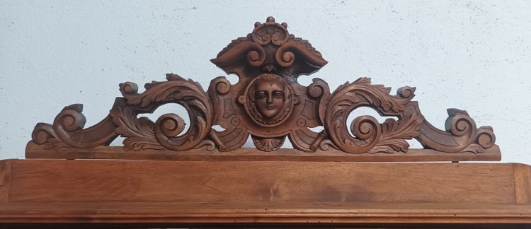 Credenza Saint Hubert in noce del XIX secolo
