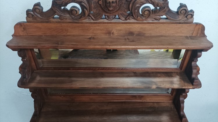 Credenza Saint Hubert in noce del XIX secolo