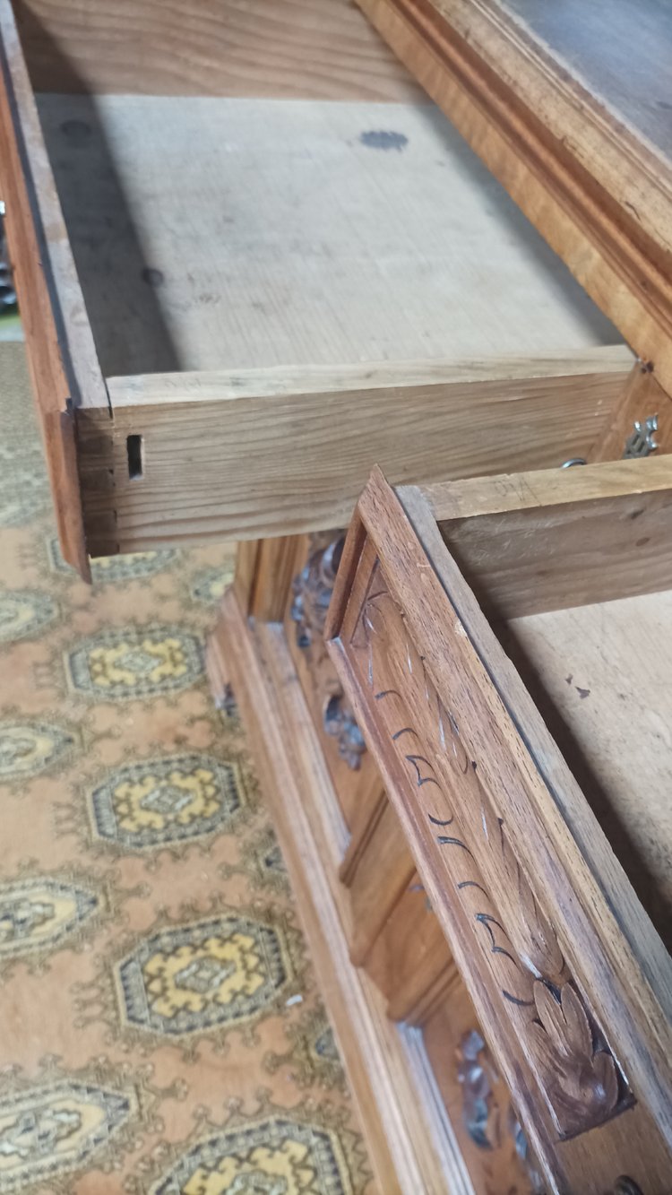 Credenza Saint Hubert in noce del XIX secolo