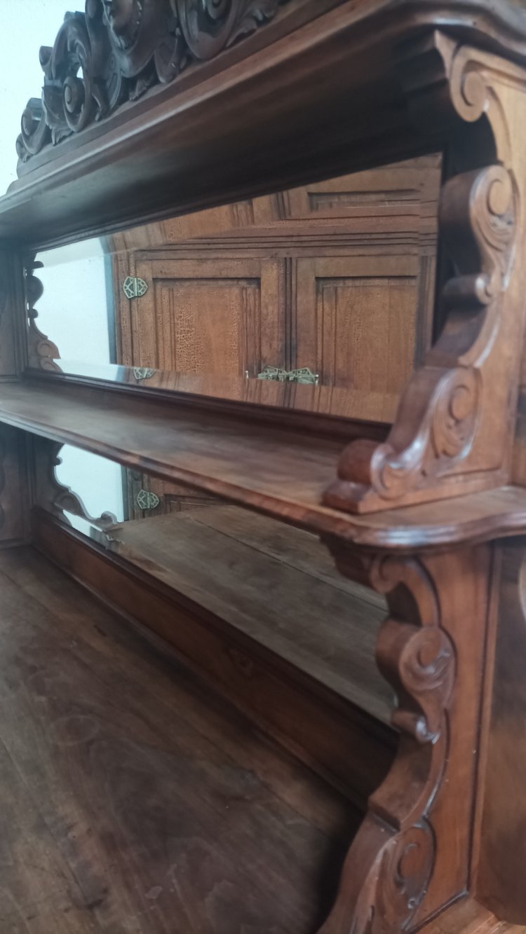 Credenza Saint Hubert in noce del XIX secolo