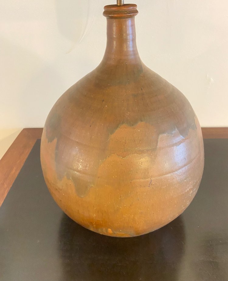 Große Lampe aus glasiertem Terrakotta.
