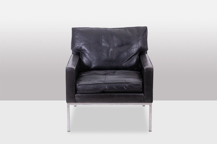 Ein Paar Sessel aus schwarzem Leder und verchromtem Metall. 1970er Jahre. LS61441453J