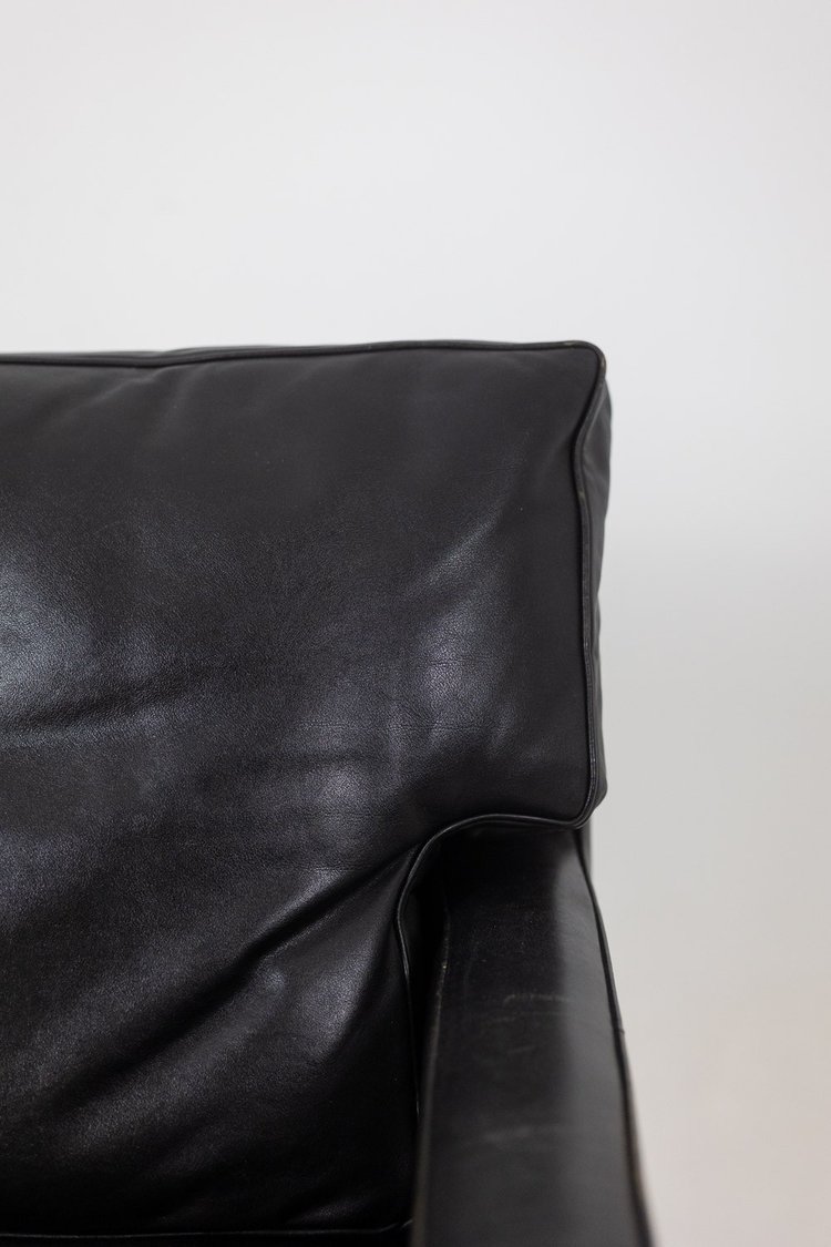 Ein Paar Sessel aus schwarzem Leder und verchromtem Metall. 1970er Jahre. LS61441453J