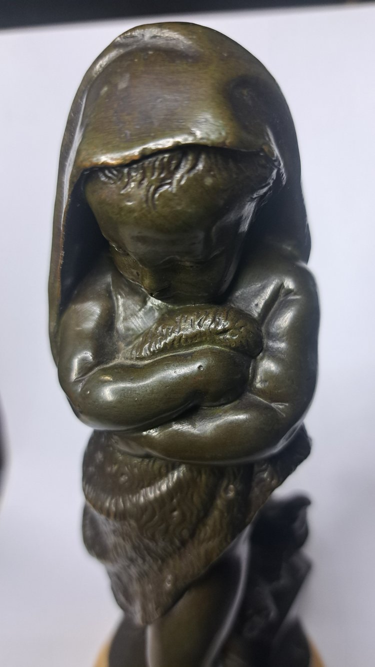 Scultura di bambino in bronzo con base in marmo