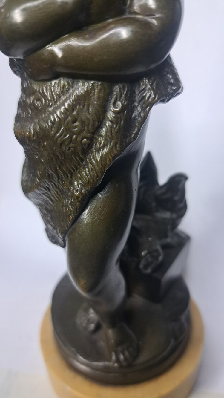 Scultura di bambino in bronzo con base in marmo
