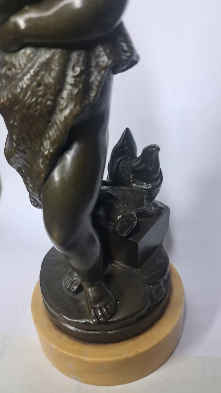 Scultura di bambino in bronzo con base in marmo
