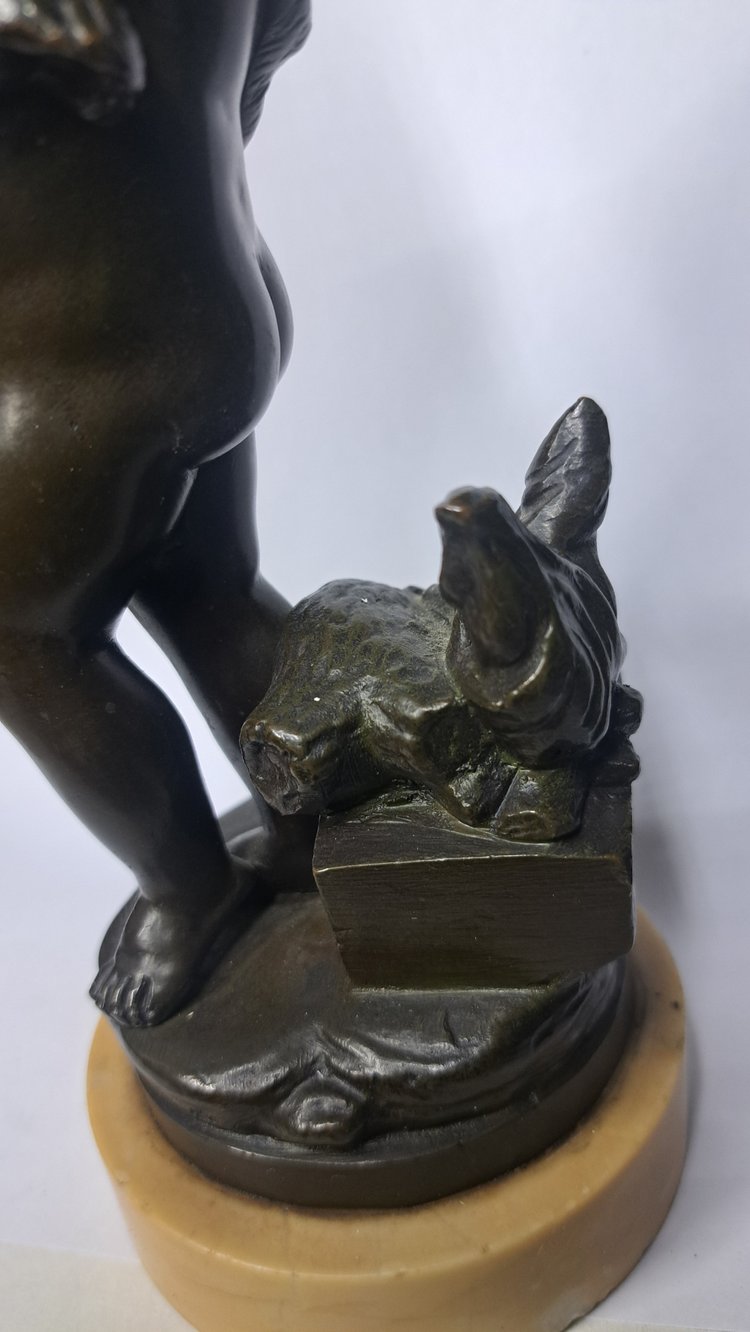 Scultura di bambino in bronzo con base in marmo
