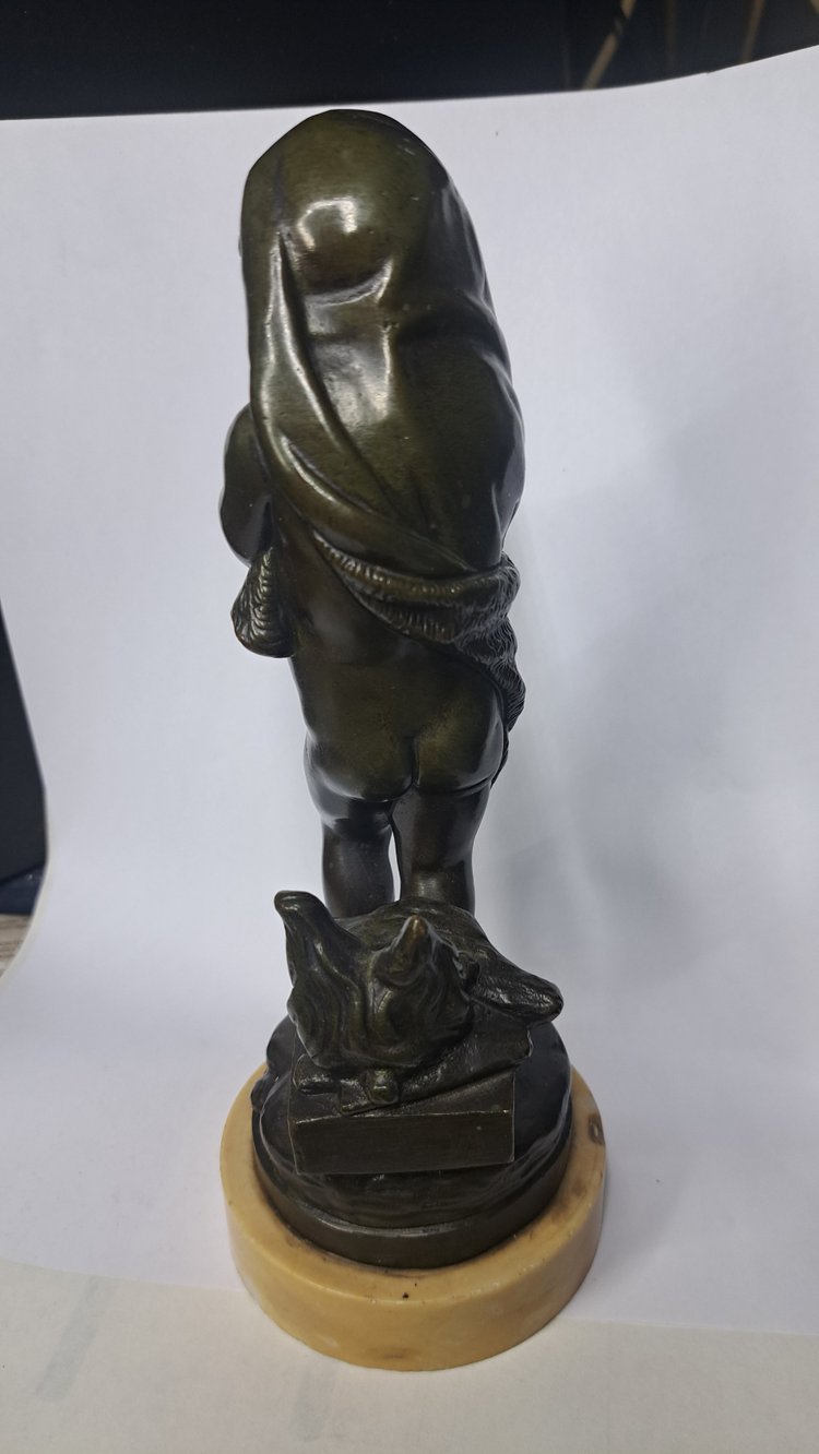 Scultura di bambino in bronzo con base in marmo