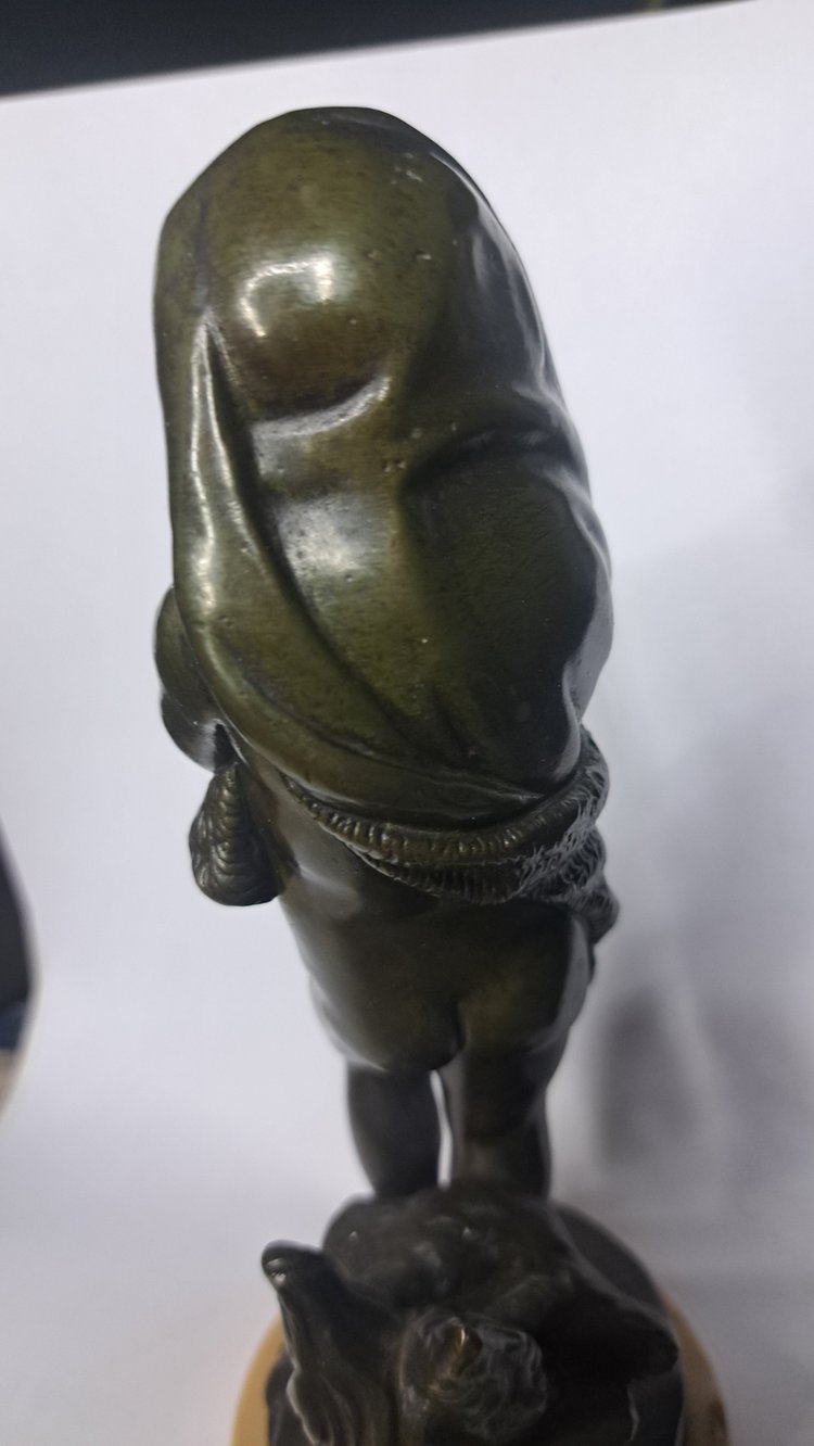 Scultura di bambino in bronzo con base in marmo