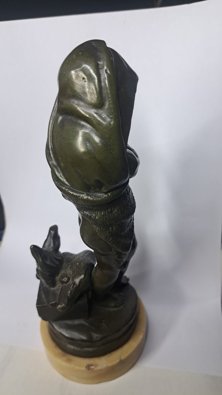 Scultura di bambino in bronzo con base in marmo