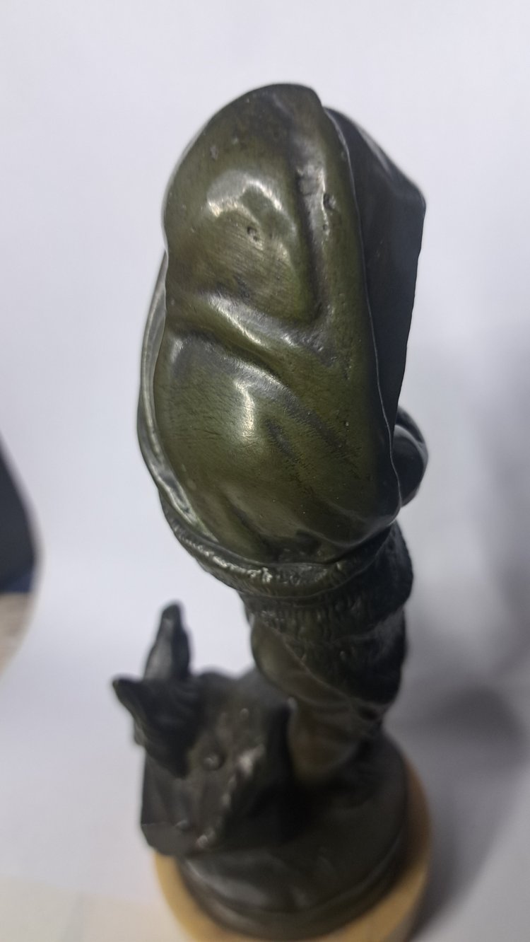 Scultura di bambino in bronzo con base in marmo