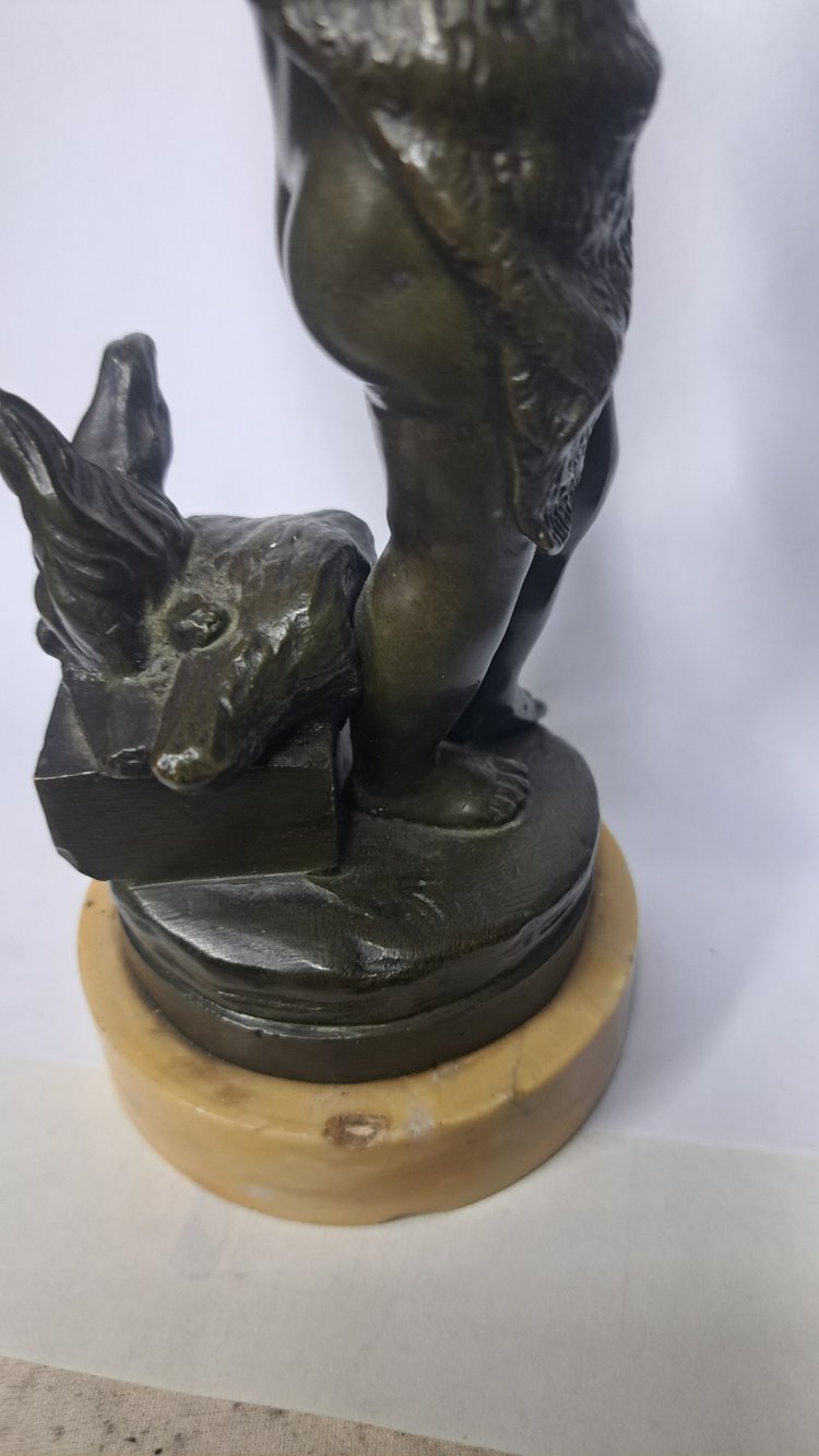 Scultura di bambino in bronzo con base in marmo