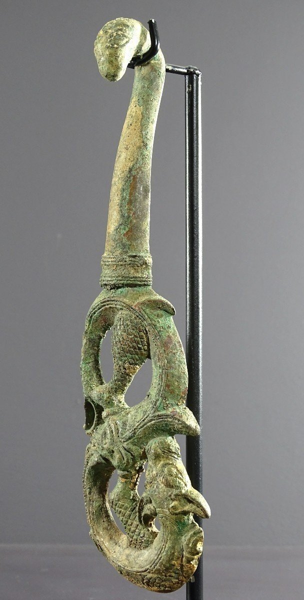 Cina, XVIII secolo, Grande fibula di drago in bronzo.