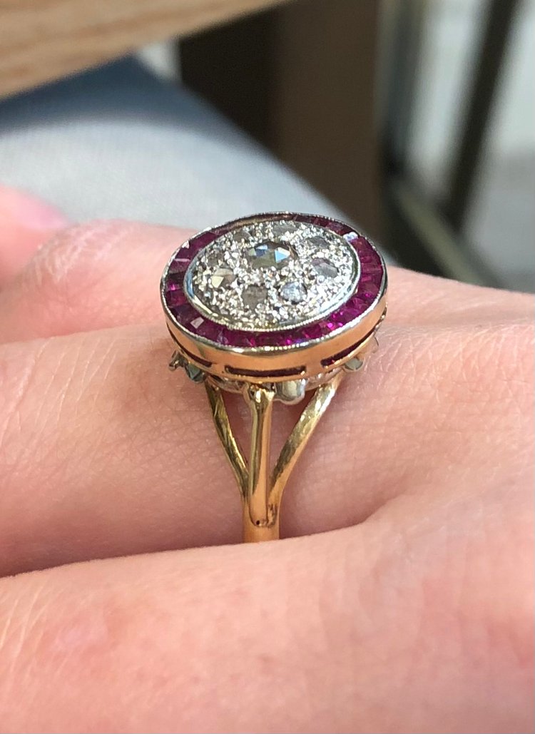 Anello con rubino rotondo e diamante