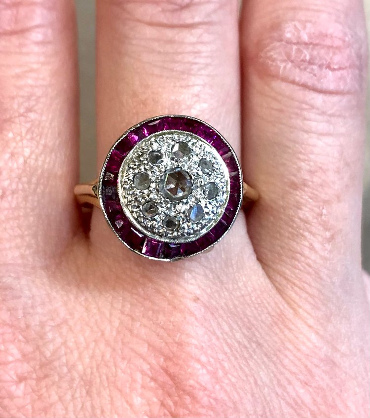 Anello con rubino rotondo e diamante
