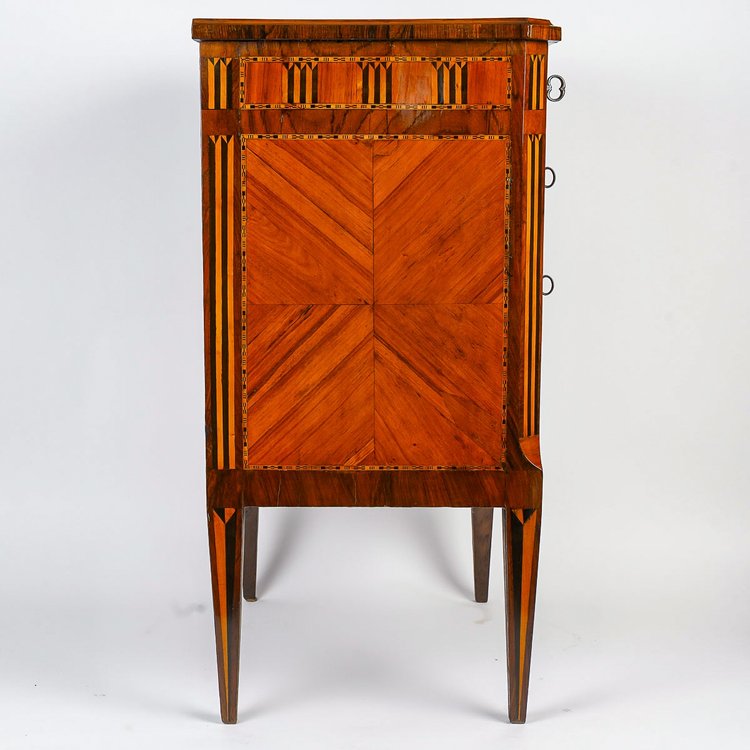 Petit meuble d’entre-deux en marqueterie à décor Rose des Vents d’époque Louis XVI vers 1790