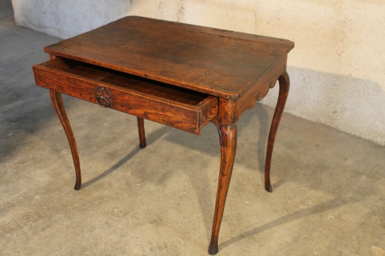Petite table à écrire bureau en orme et noyer avec un tiroir époque 18ème style Louis XV 