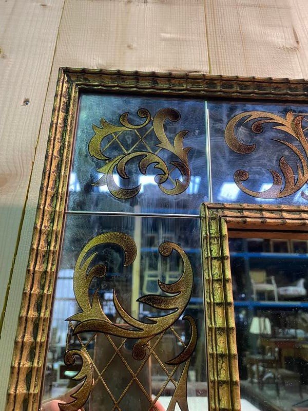 Venezianischer Spiegel aus Eglomisé-Glas und vergoldetem Holz