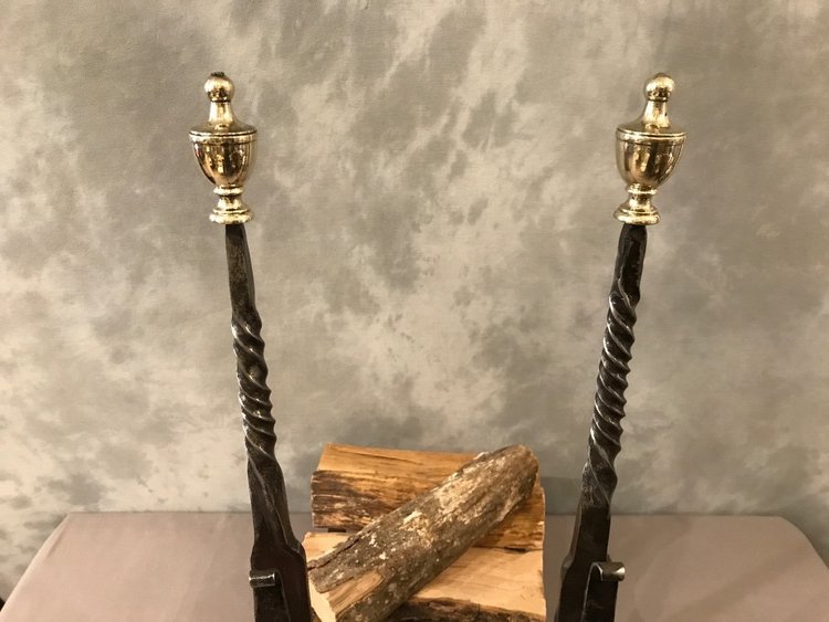 Große schmiedeeiserne und messingfarbene Feuerböcke aus dem 17.